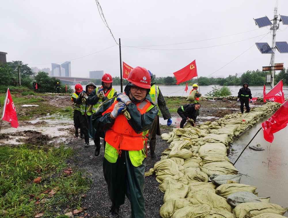 1595238395651397YYRo.jpg 安徽交建协助合肥市重点局在巢湖路南淝河段沙袋筑坝抗洪防汛2.jpg